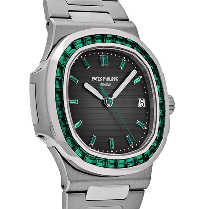 Nautilus 40mm 5711/113P-001 Platinum Charcoal Gray Dial Emerald Bezel